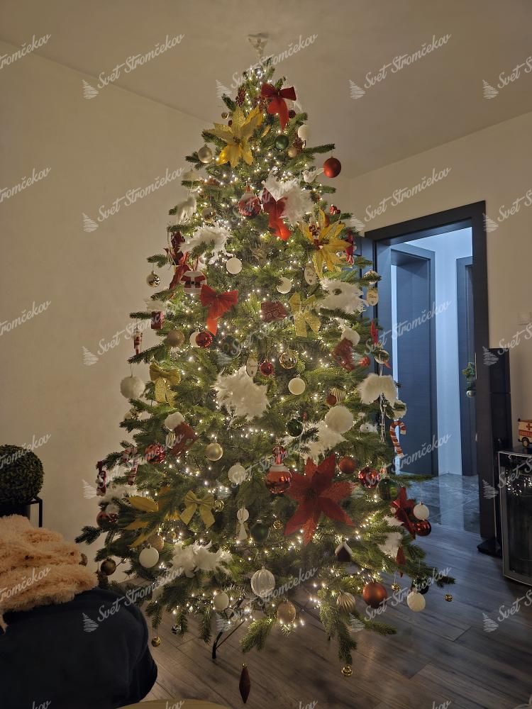 Umelý vianočný stromček 3D Smrek Exkluzívny 240cm, stromček je ozdobený červenými, bielymi a zlatými ozdobami