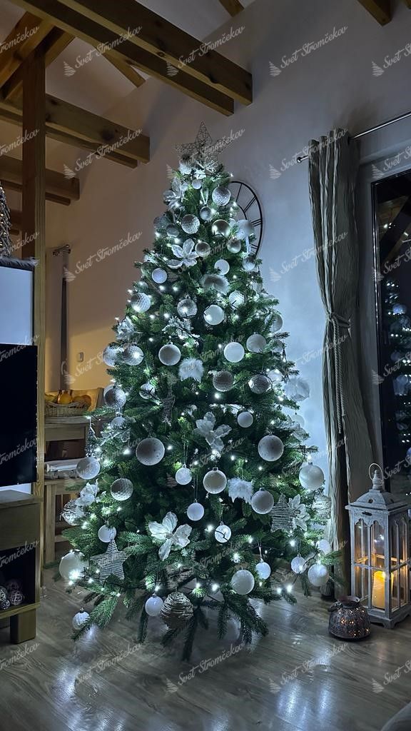 Umelý vianočný stromček FULL 3D Smrek Fínsky 210cm, stromček je husto ozdobený bielymi vianočnými ozdobami