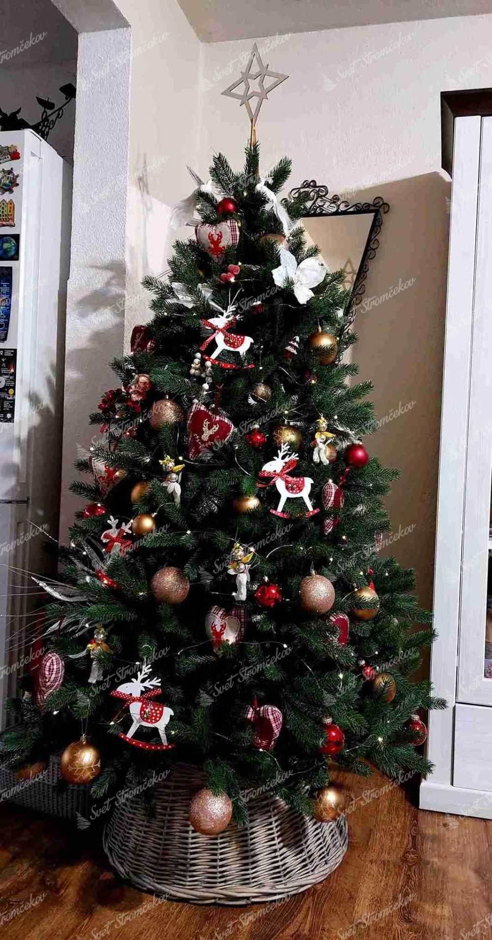 Umelý vianočný stromček FULL 3D Smrek Fínsky 210cm, stromček je ozdobený červenými, zlatými a bielymi ozdobami