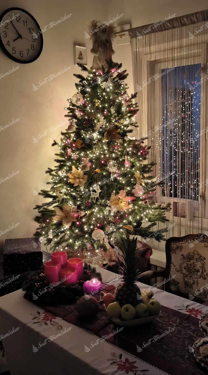 Umelý vianočný stromček 3D Smrek Horský 150cm, stromček je ozdobený bielymi a ružovými ozdobami