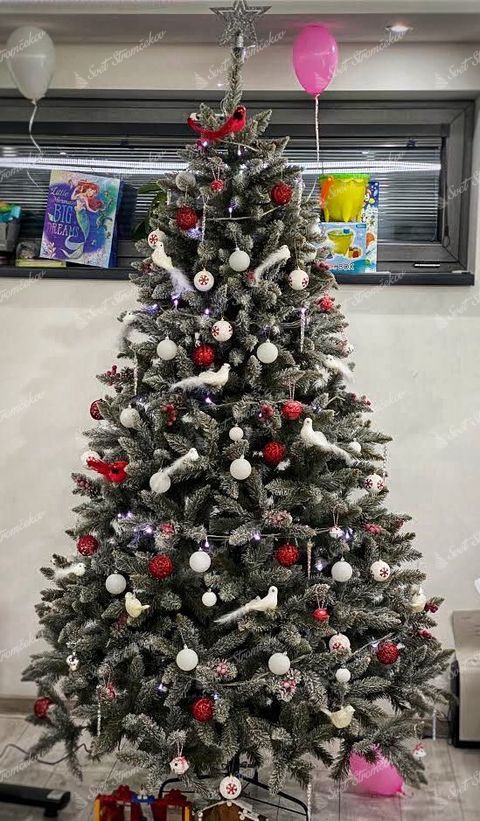 umelý vianočný stromček Smrek Kryštálový 220cm ozdobený červenými a bielymi guľami