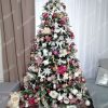 brad impodobit alb cu roz - Brad artificial de Crăciun 3D Înzăpezit 210cm
