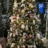 Umelý vianočný stromček 3D Borovica Himalájska Zasnežená 210cm s bielymi vianočnými ozdobami