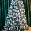 Umelý vianočný stromček 3D Borovica Himalájska Zasnežená 210cm s bielymi a ružovými vianočnými ozdobami