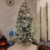 Umelý vianočný stromček Borovica Biela Úzka 195cm s bledomodrými vianočnými guľami na kožušinke