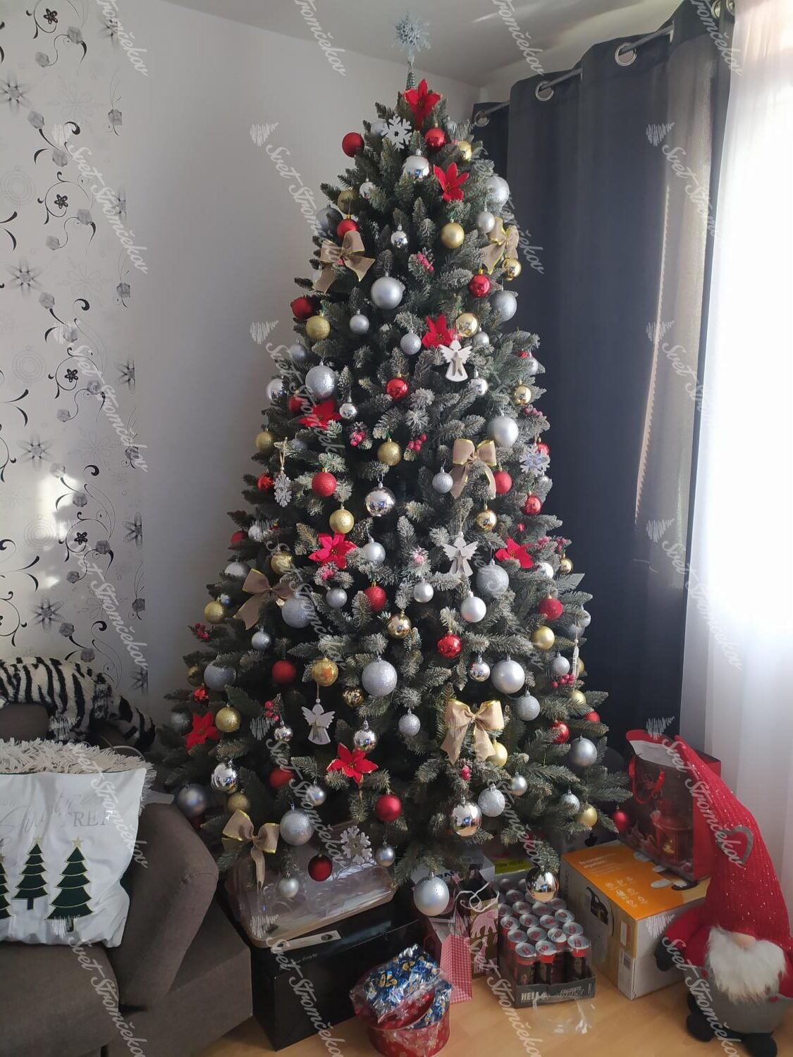 Umelý vianočný stromček Smrek Kryštálový 220cm s červenými a bielymi vianočnými ozdobami