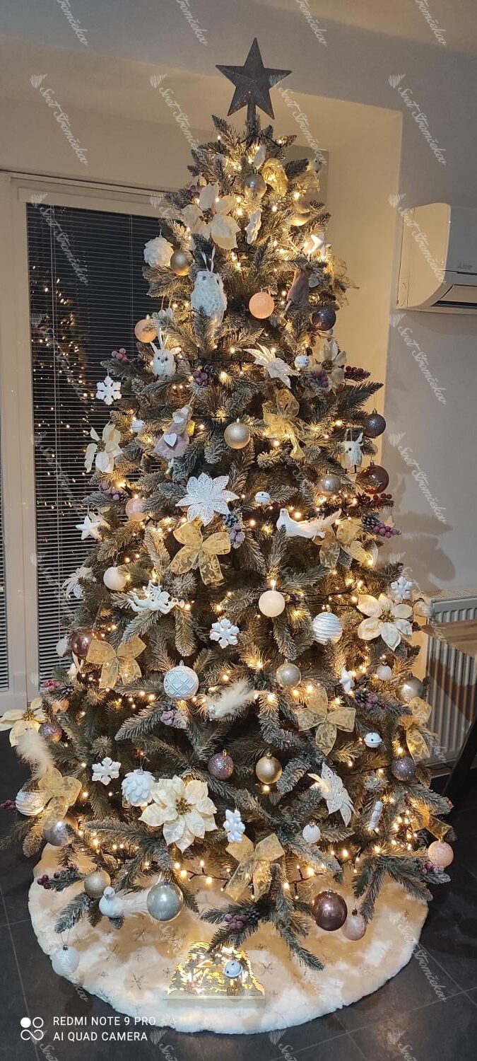 Umelý vianočný stromček Smrek Kryštálový 220cm s bielymi vianočnými ozdobami