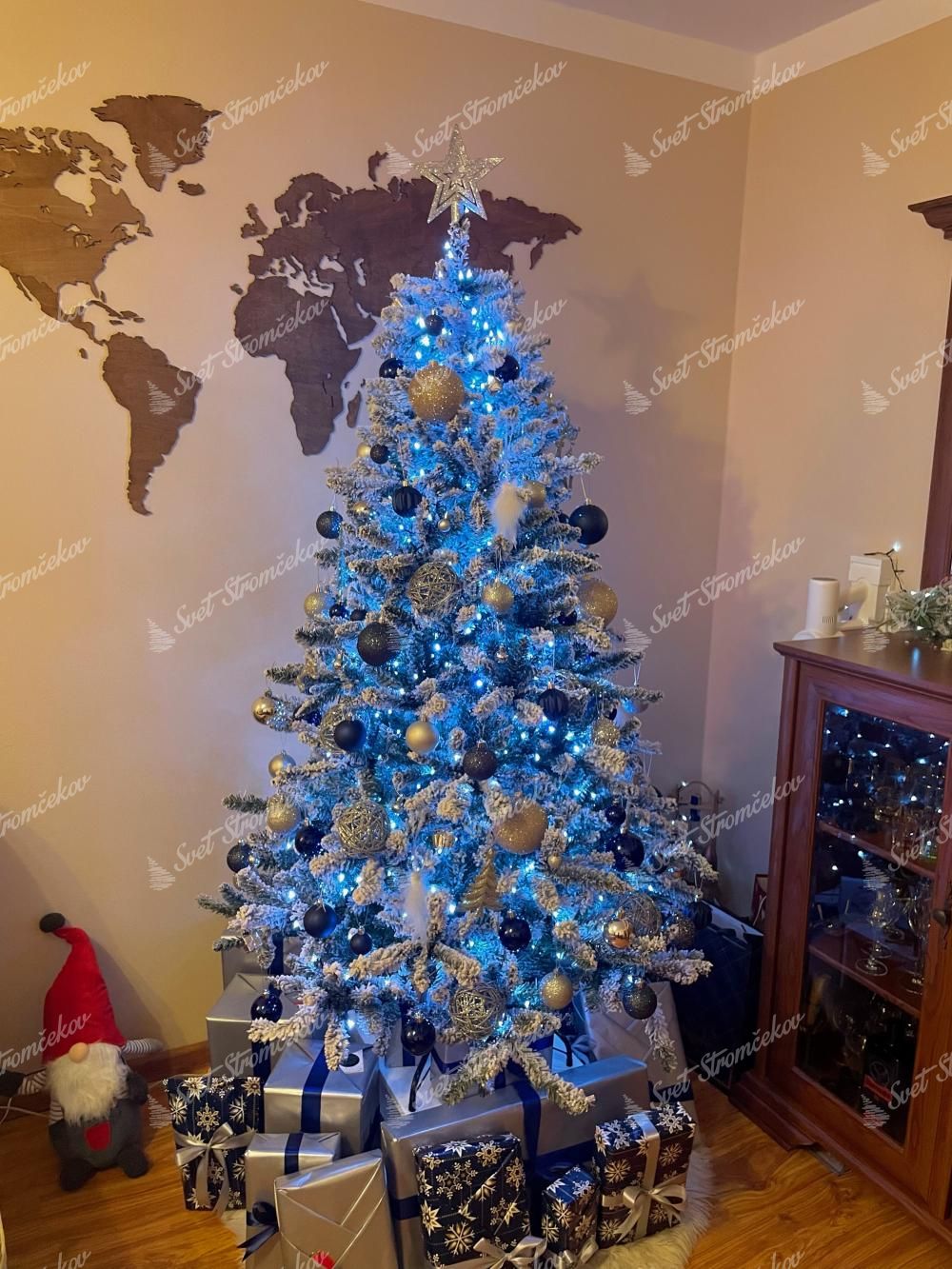 Umelý vianočný stromček Smrek Severský 180cm s tmavomodrými a zlatými vianočnými ozdobami, svietiaci namodro