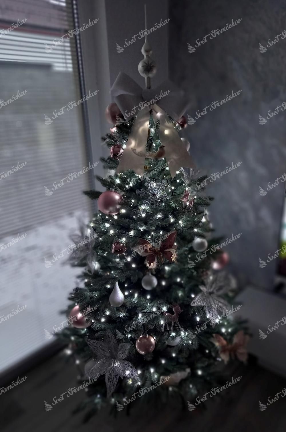 Umelý vianočný stromček 3D Smrek Ľadový s ružovými a bielymi vianočnými ozdobami