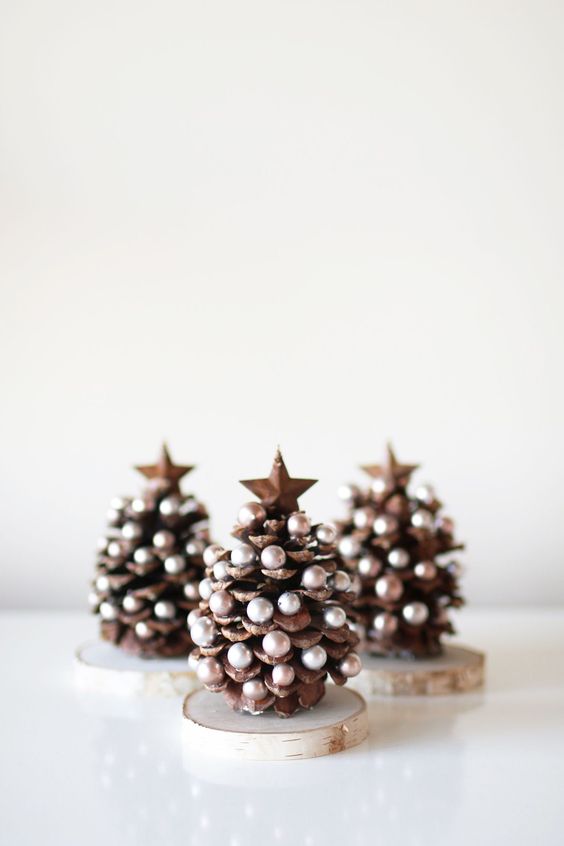 Decorațiuni de Crăciun realizate manual din conuri de pin