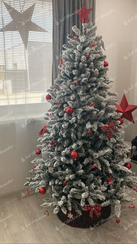 Umelý vianočný stromček zasnežený s červenými ozdobami s LED osvetlením