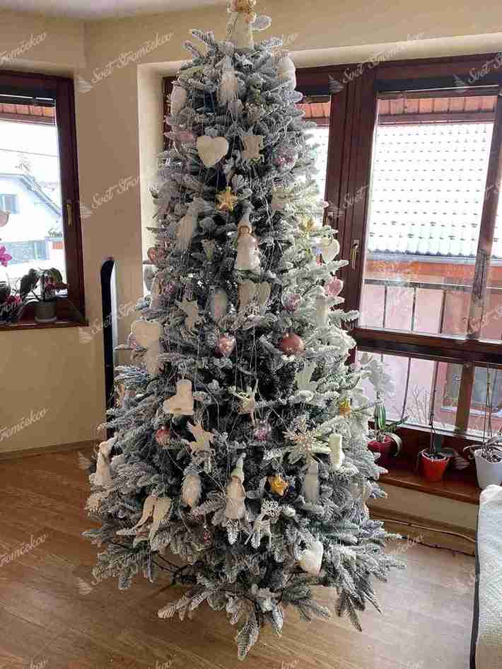 Umelý vianočný stromček 3D Jedľa Alabastrová 210cm, stromček je ozdobený bielmyi a ružovými ozdobami