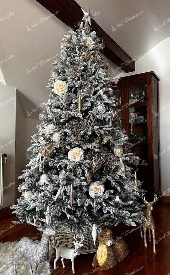 Umelý vianočný stromček 3D Jedľa Alabastrová 210cm, stromček je ozdobený bielymi a zlatými ozdobami