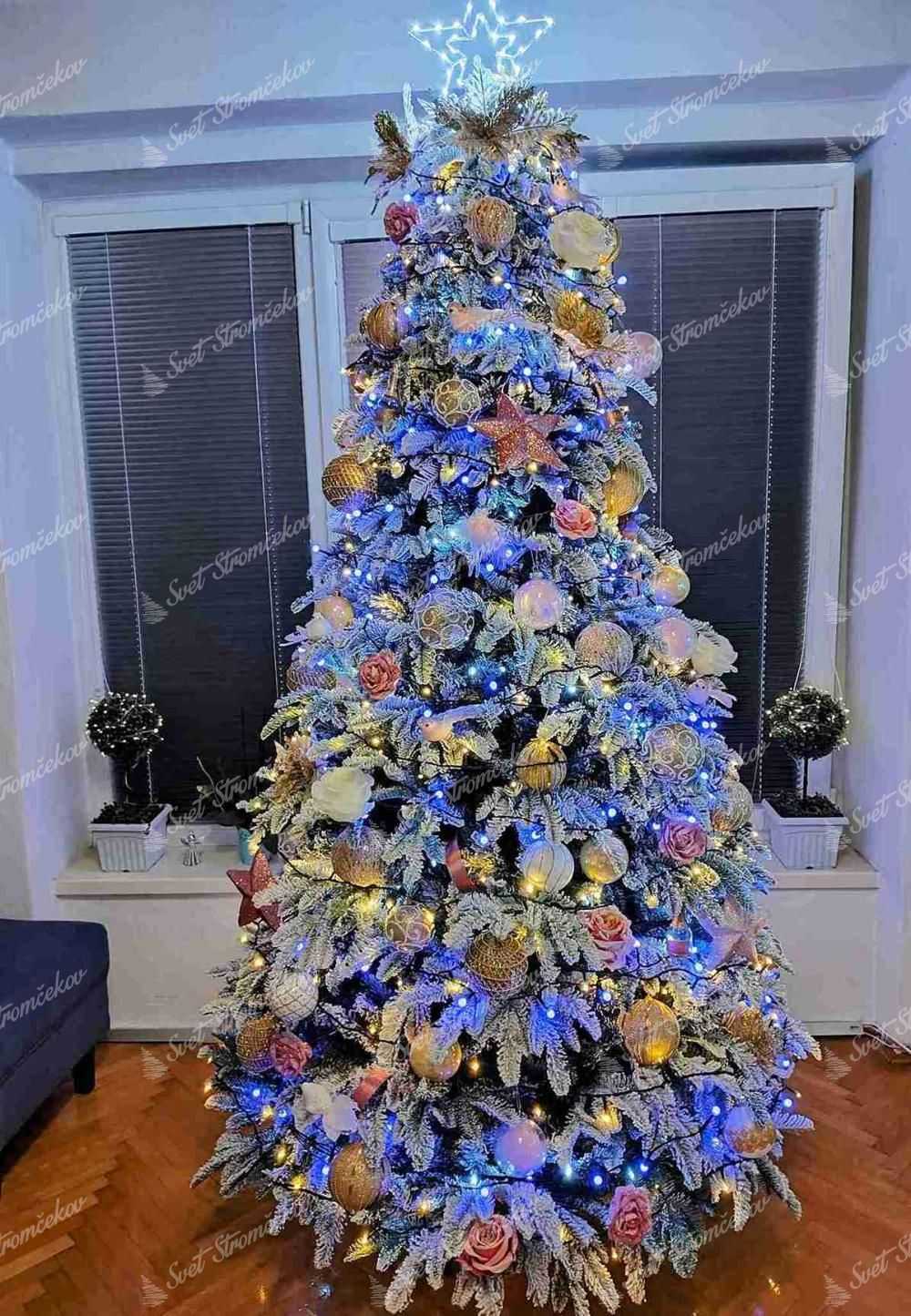 Umelý vianočný stromček 3D Jedľa Alabastrová 210cm, stromček je ozdobený bielymi a ružovými ozdobami