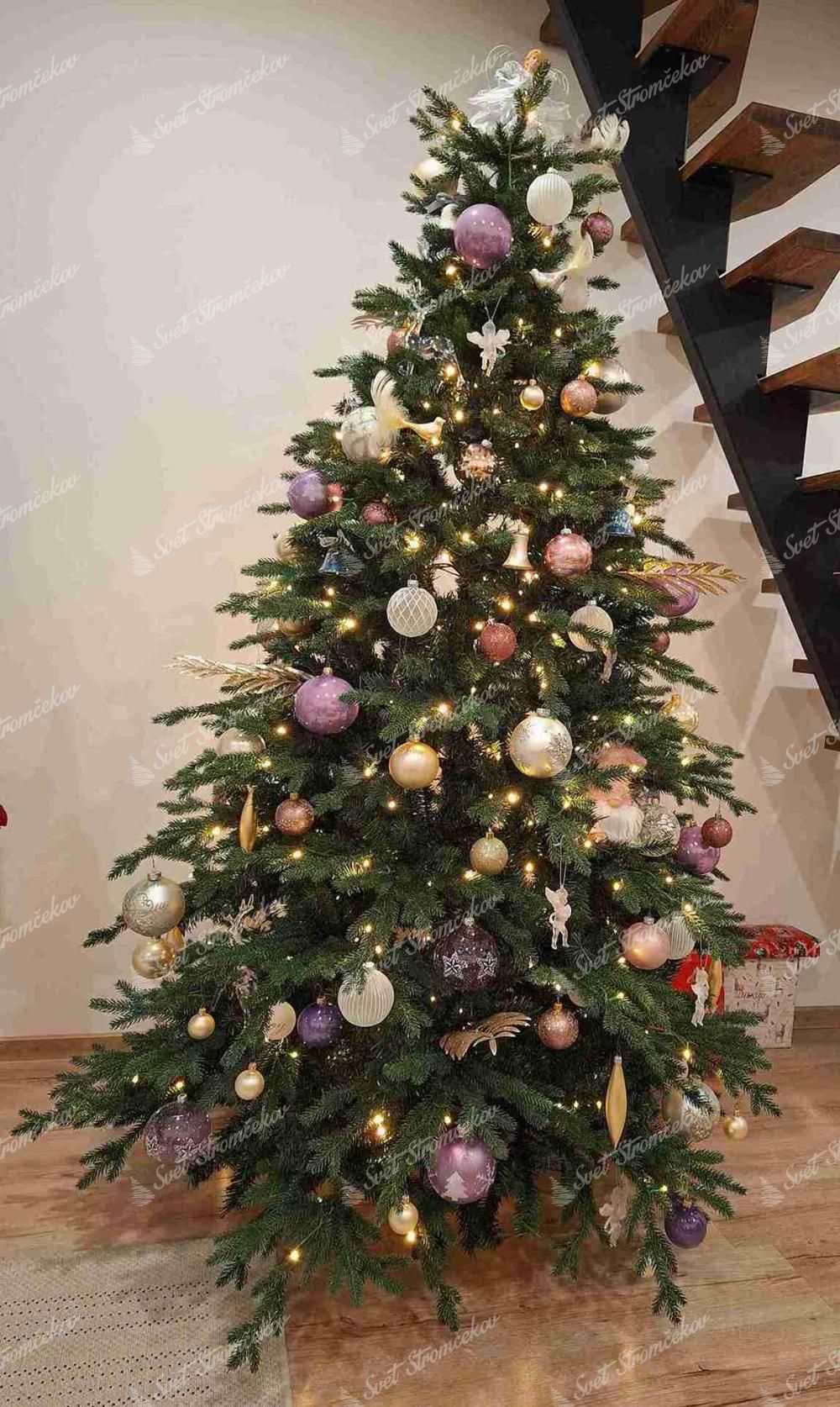 Umelý vianočný stromček 3D Smrek Horský 210cm LED450, stromček má prirodzene zelené ihličie a integrované LED osvetlenie a je ozdobený fialovými a bielymi ozdobami