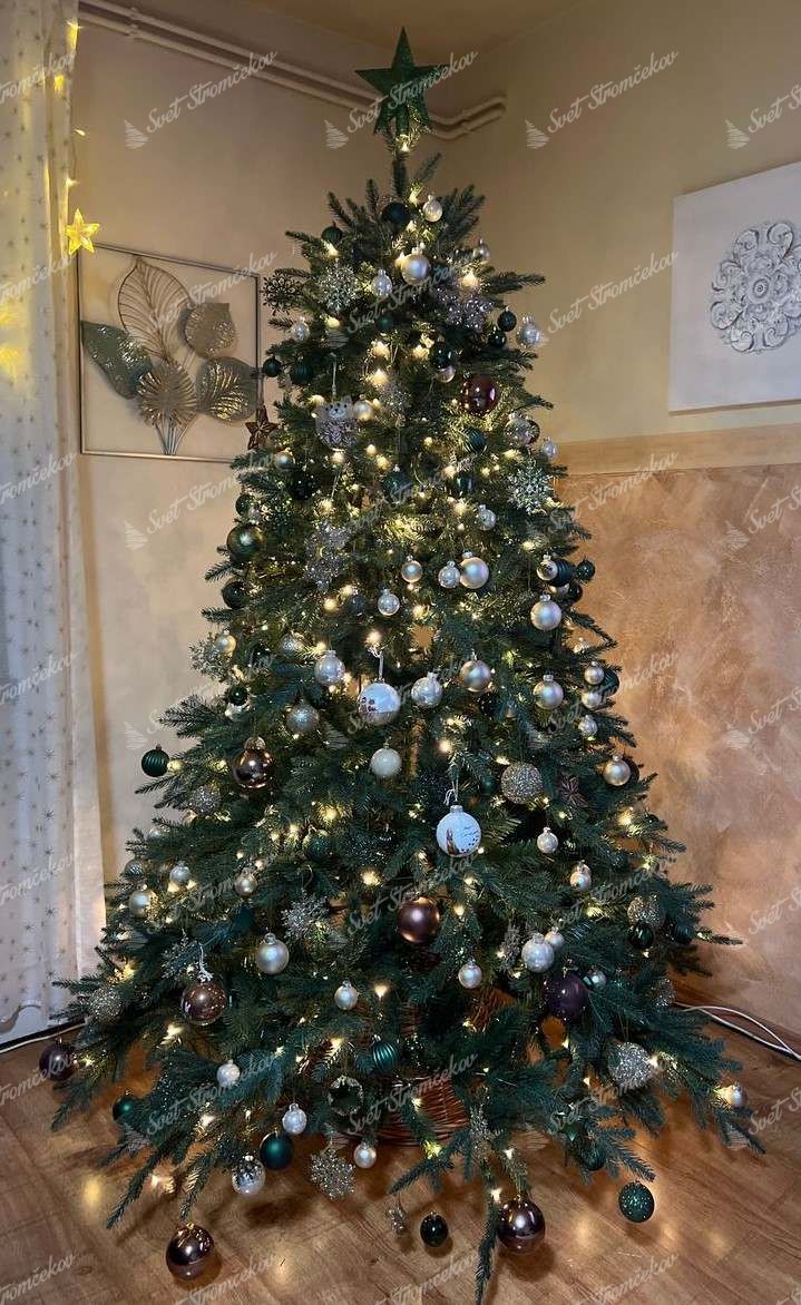 Umelý vianočný stromček 3D Smrek Mohutný 210cm LED450, stromček má prirodzene zelené ihličie a je ozdobený zlatými a bielymi ozdobami