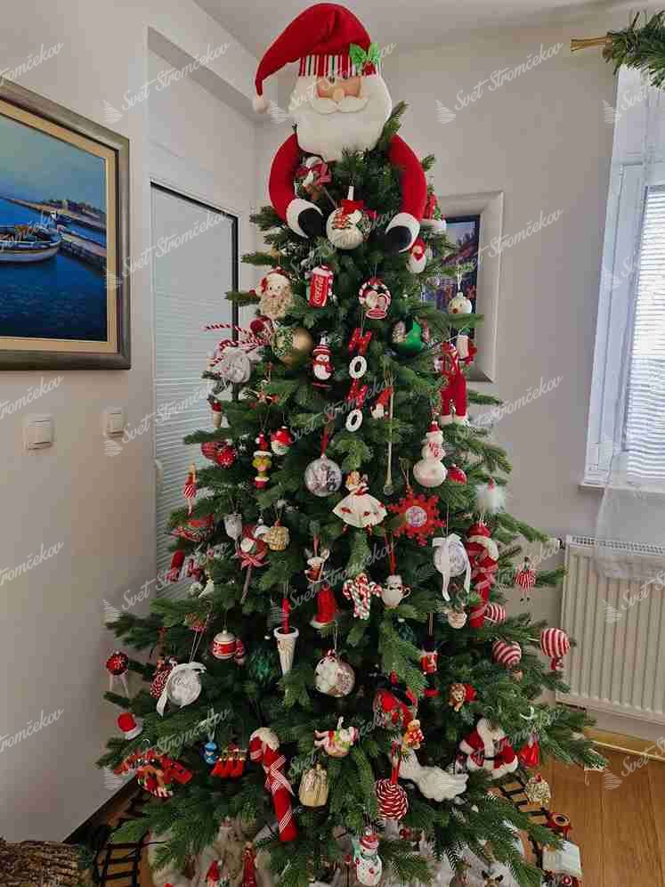 Umelý vianočný stromček FULL 3D Smrek Exkluzívny 210cm, stromček má husté zelené ihličie a je ozdobený bielymi a červenými ozdobami