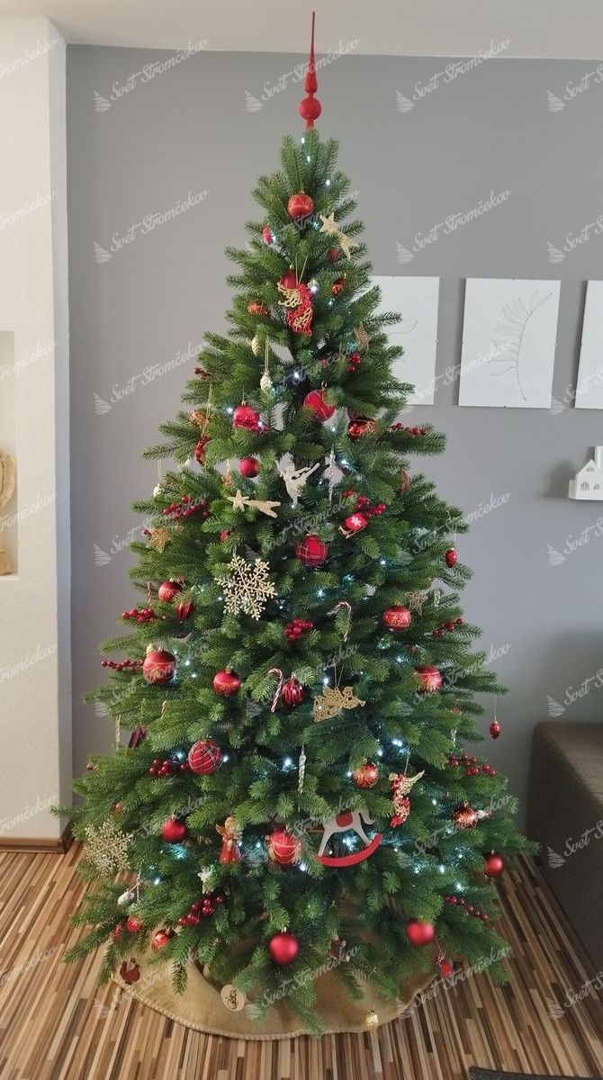 Umelý vianočný stromček FULL 3D Smrek Fínsky 210cm, stromček má prirodzene zelené ihličie a je ozdobený červenými ozdobami