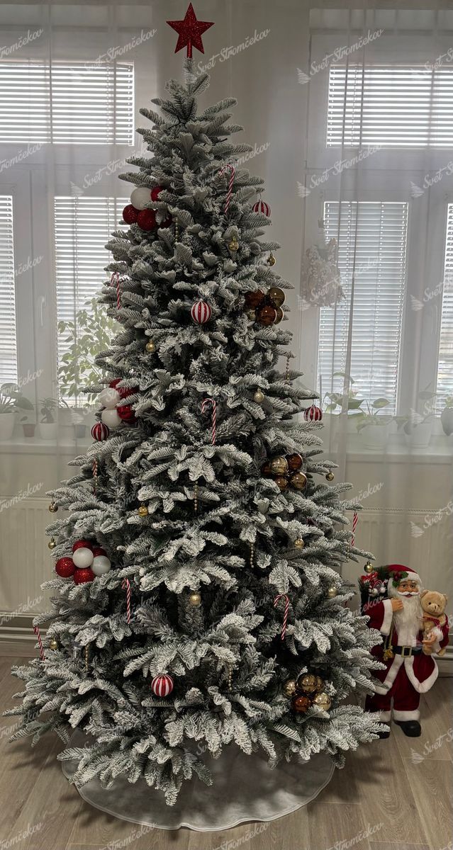 Umelý vianočný stromček 3D Jedľa Alabastrová 210cm ozdobený červenými a bielymi ozdobami. Na špici je červená hviezda.