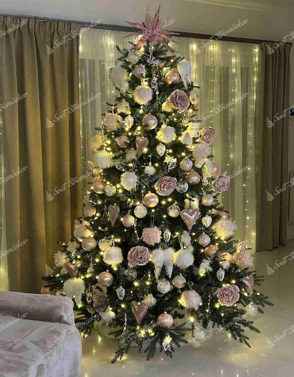 Umelý vianočný stromček 3D Smrek Mohutný 210cm 450LED ozdobený v bielo-ružovej kombinácii so srdiečkami, anjelskými krídlami a kvetmi.