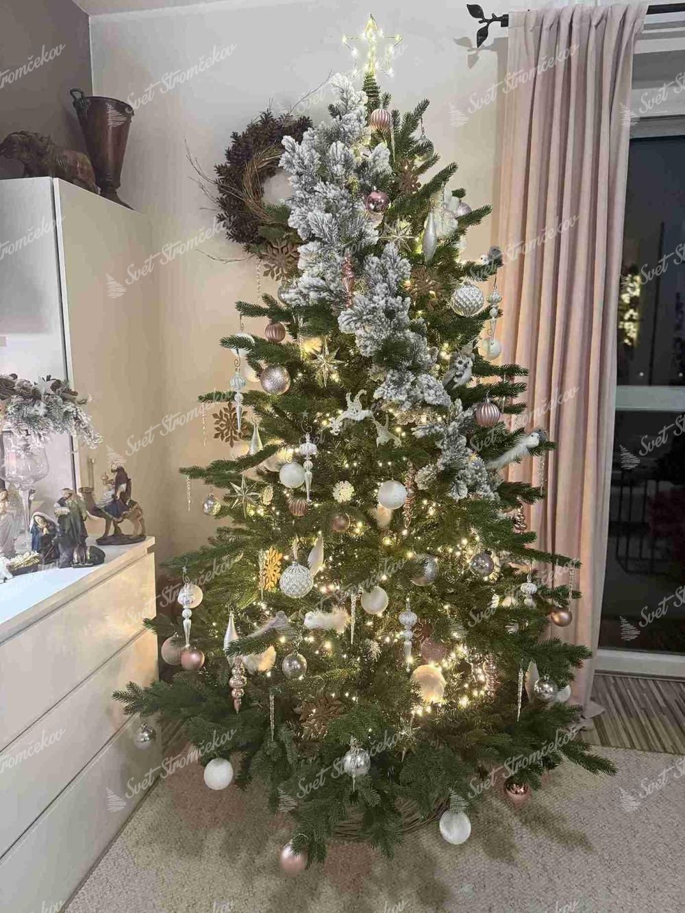 Umelý vianočný stromček FULL 3D Smrek Exkluzívny 210cm ozdobený striebornými, bielymi a ružovými ozdobami.