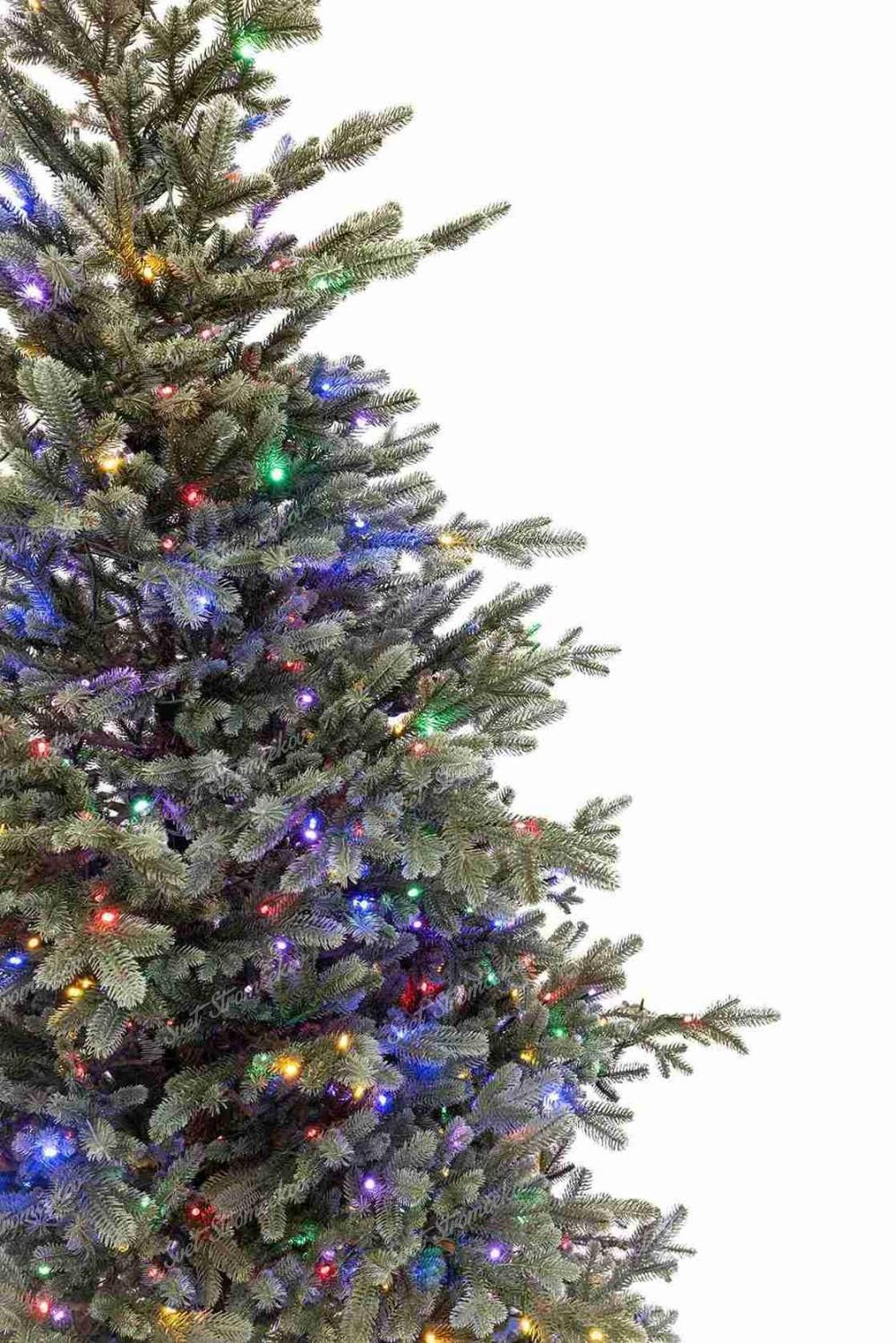 Detail vianočného stromčeka FULL 3D Smrek Pichľavý LED, má zelené ihličie