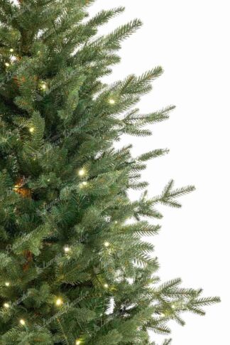 Detaliu al bradului artificial de Crăciun 3D Molid Estonian LED, Are crengi de culoare verde naturală, ușor proeminente