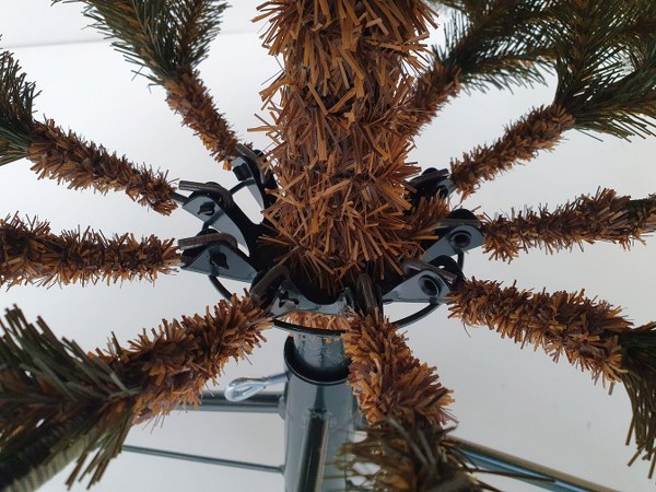 Sistemul de desfacere tip umbrelă Snap Tree al unui brad de Crăciun artificial